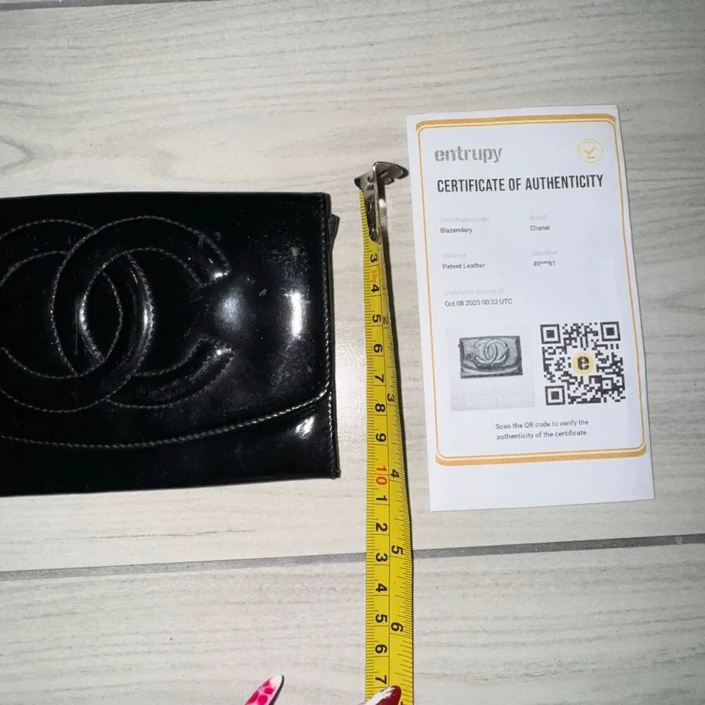 vintage Chanel black patent leather CC logo wallet/clutch   Comes with Authentic